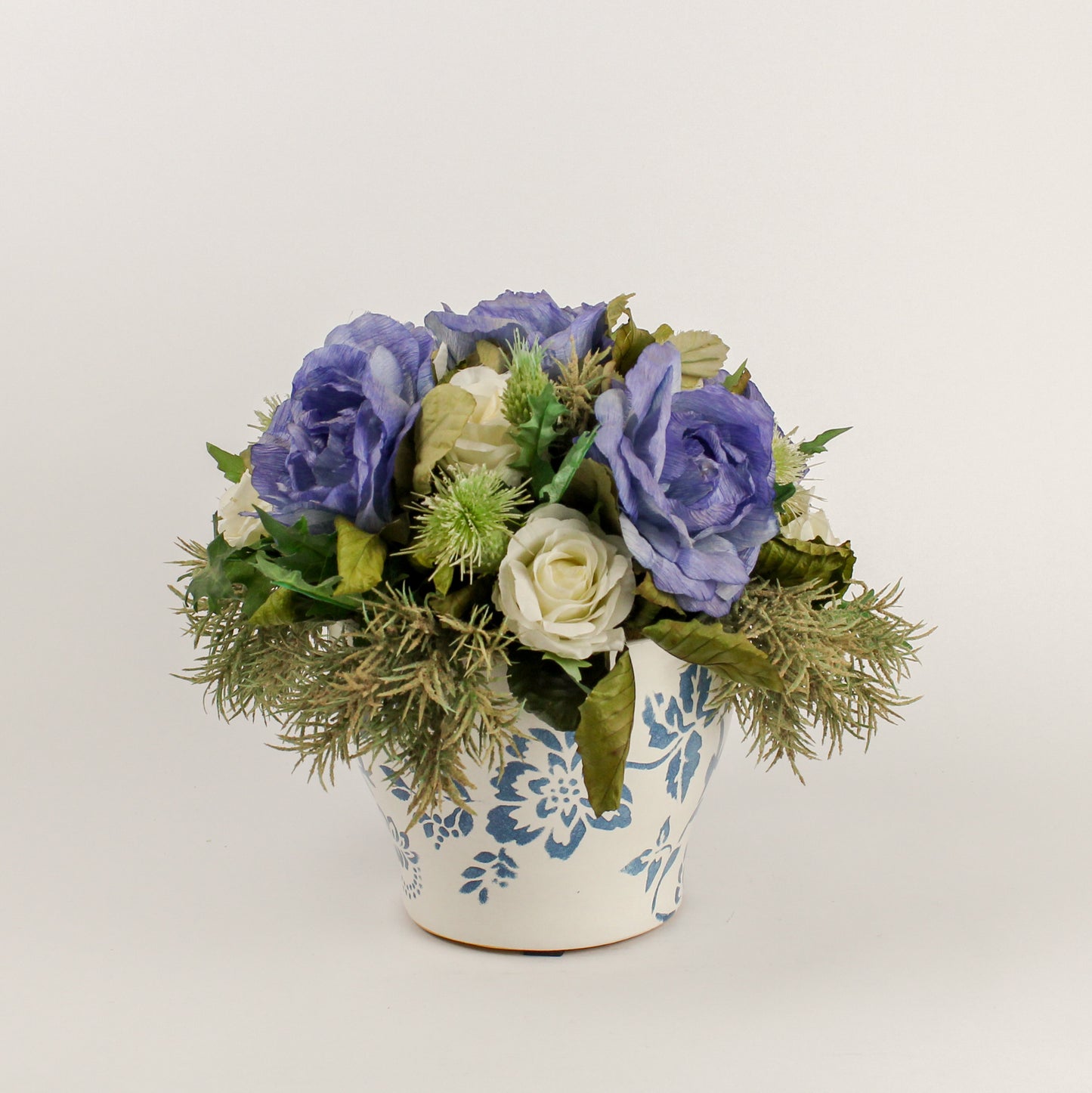 Composizione Floreale Con Rose In Carta Blu In Vaso Bianco e Blu